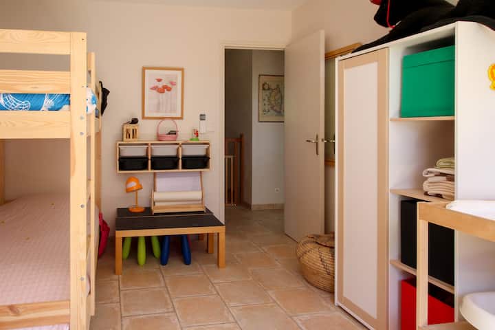 ห้องนอน 5. เตียงสองชั้นเตียงเดี่ยวเตียงเด็กอ่อนของเล่น 