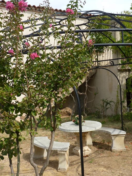 Salon de jardin sous le kiosque