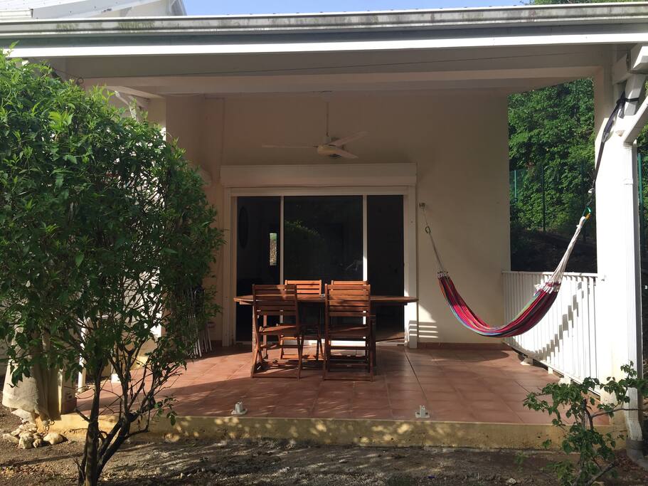 Terrasse avec table extensible (deux extensions), hamac, ventilateur de plafond.