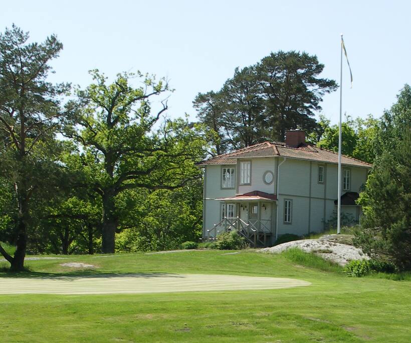 Gits Hus ligger på Smådalarö Golf golfbana.