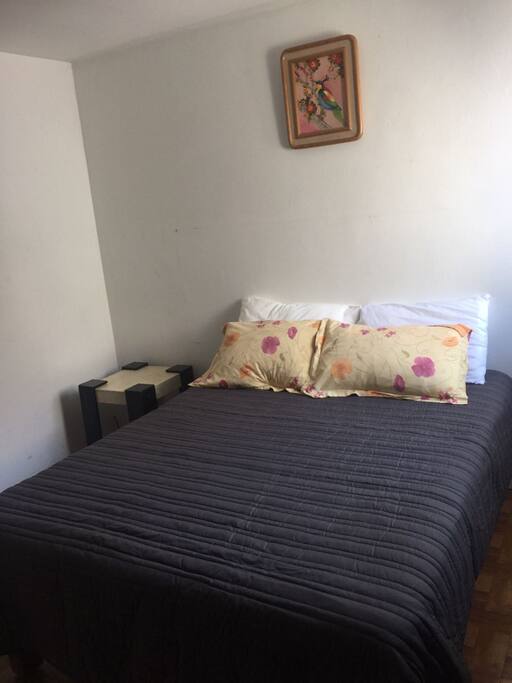 Recamara amplia y acogedora con closet, entrepaños y buroes.