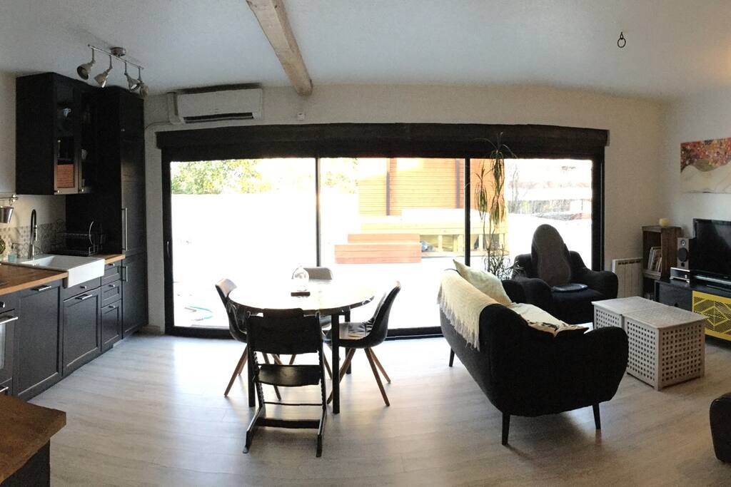 Large living room with direct access to the terrasse