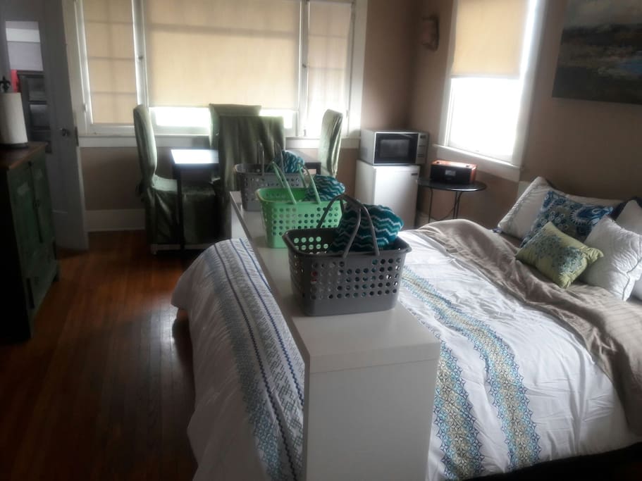 First Room- Private Entrance to front door/Queen bed/minutes walk to beach.