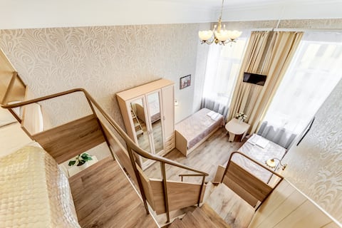 Двухуровневая Студия в ЦЕНТРЕ с удобствами.