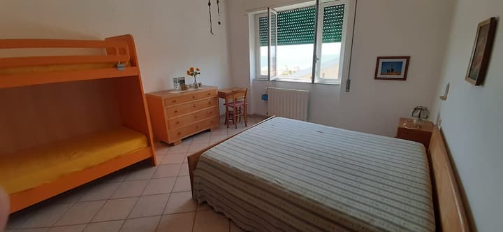 宽敞的双人卧室还配有一张双层床、衣柜、梳妆台和床头柜。