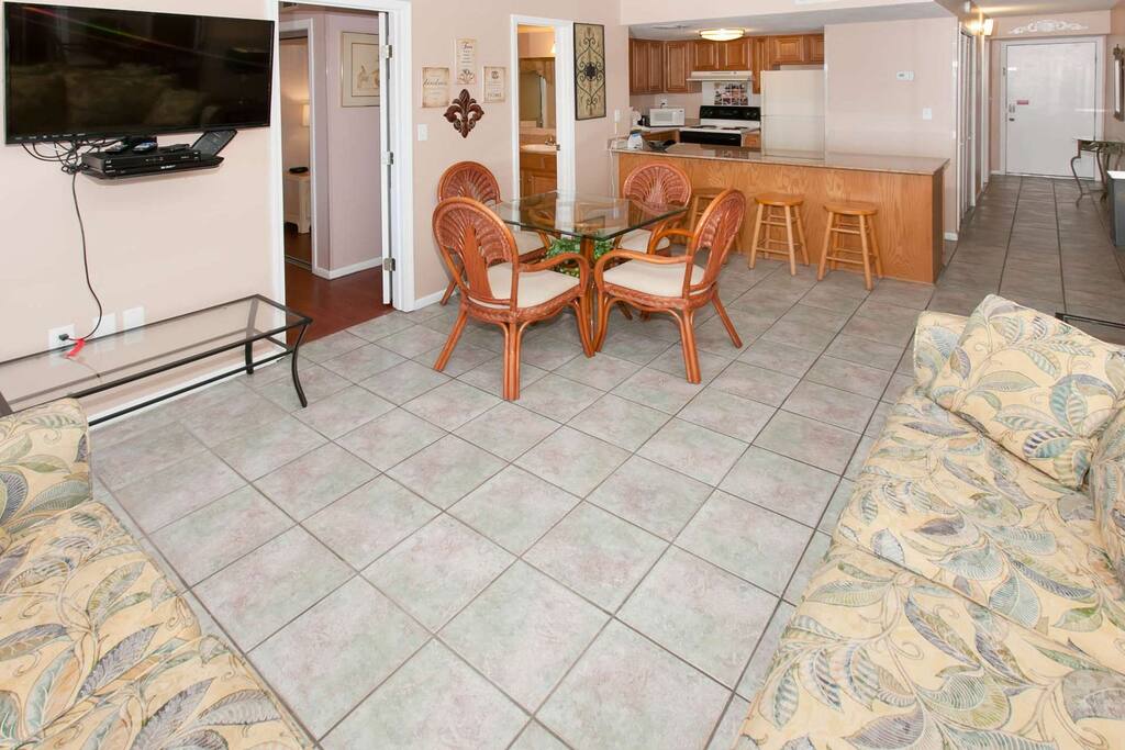 44-inch TV/Blu-Ray, dining table and breakfast bar