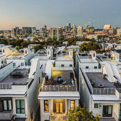 The Rooftop House Nash – Skyline View, Walkable!