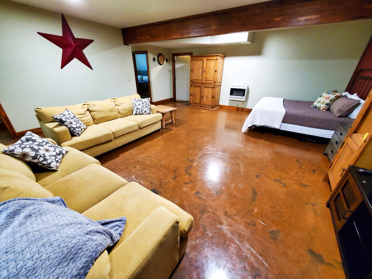 ห้องสำหรับครอบครัวขนาดใหญ่พร้อมเตียงคิงไซส์อีกหลังทีวีขนาดใหญ่และเกมสำหรับครอบครัวมากมาย 