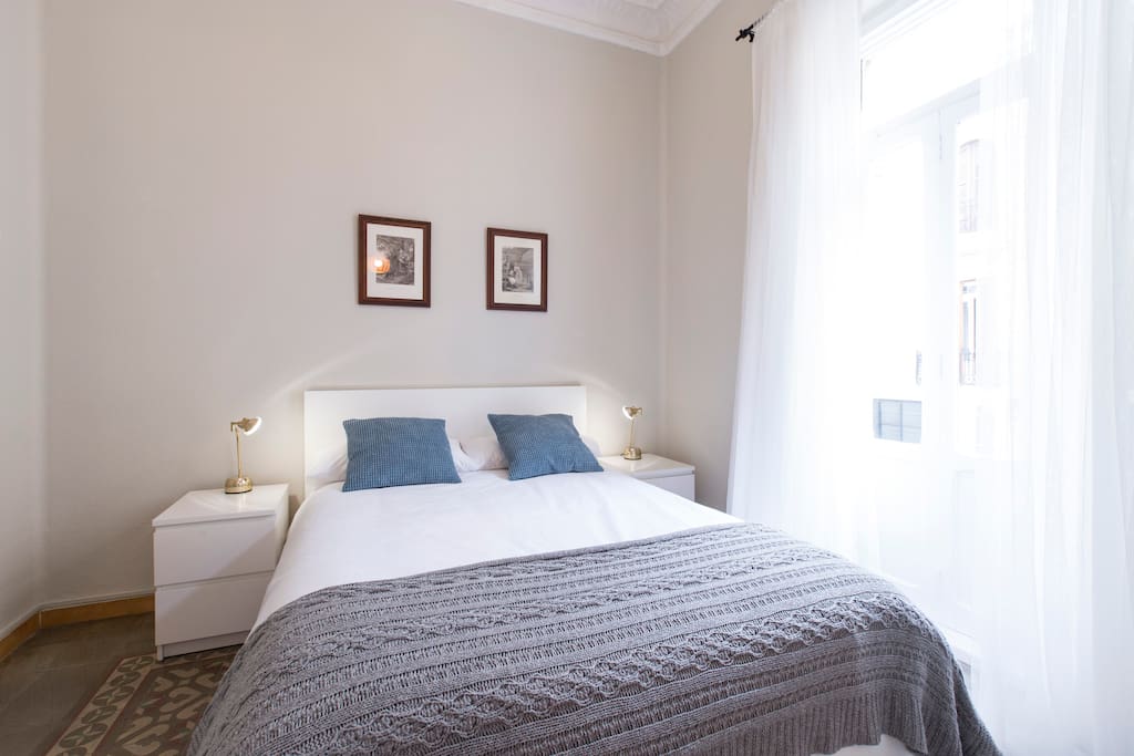 The master bedroom features a comfortable double bed (140x200 cm) to ensure a good rest.