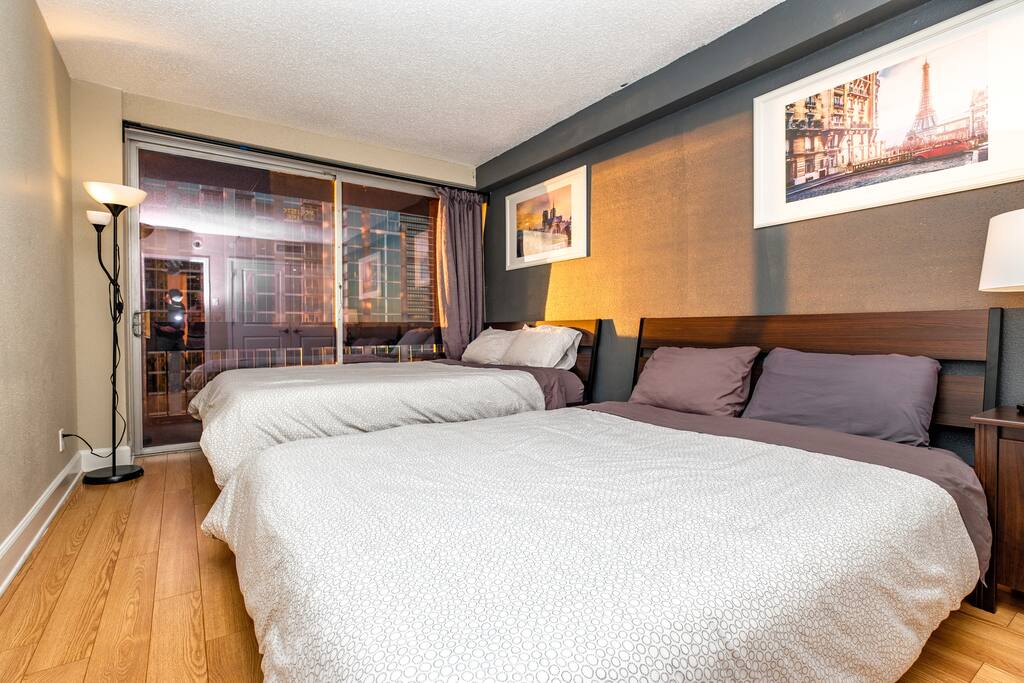 The master error has two gorgeous queen size beds with 100% cotton sheets and 12" memory foam mattresses.