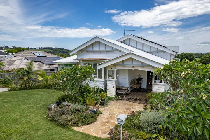 Beautiful Bangalow abode w/ views and pool gallery image 3