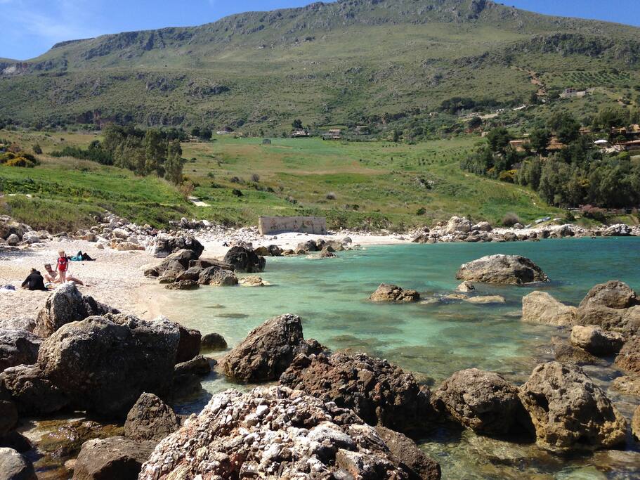 Spiaggia Cala Azzurra con vista Zingaro