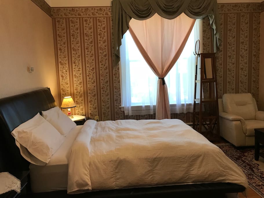 Private bedroom (Room 101)
