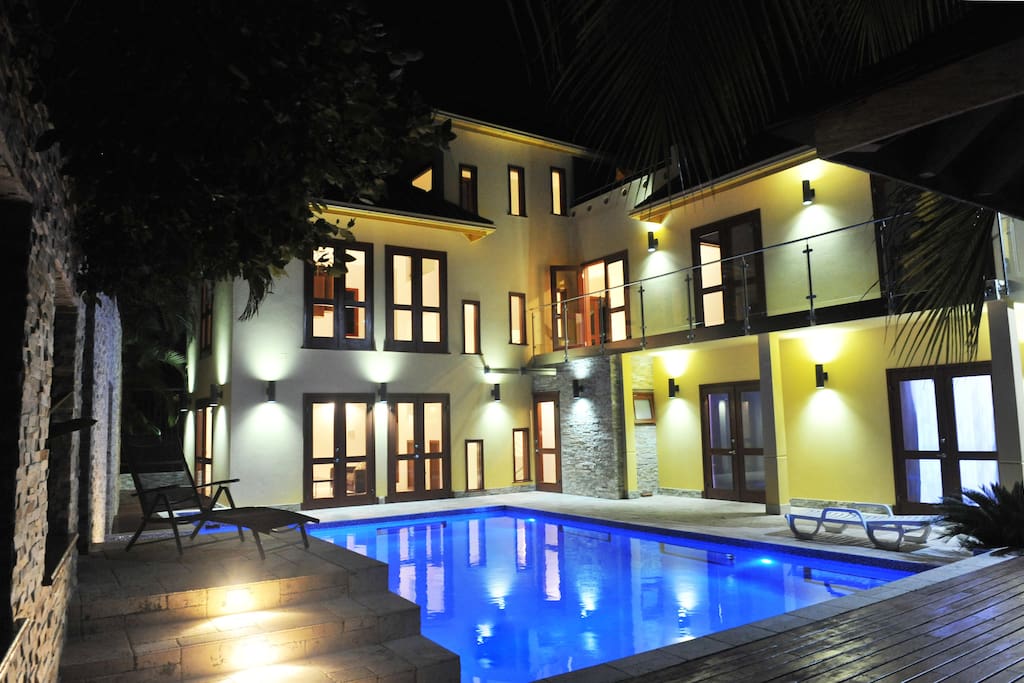VILLA POOLDECK AT NIGHT