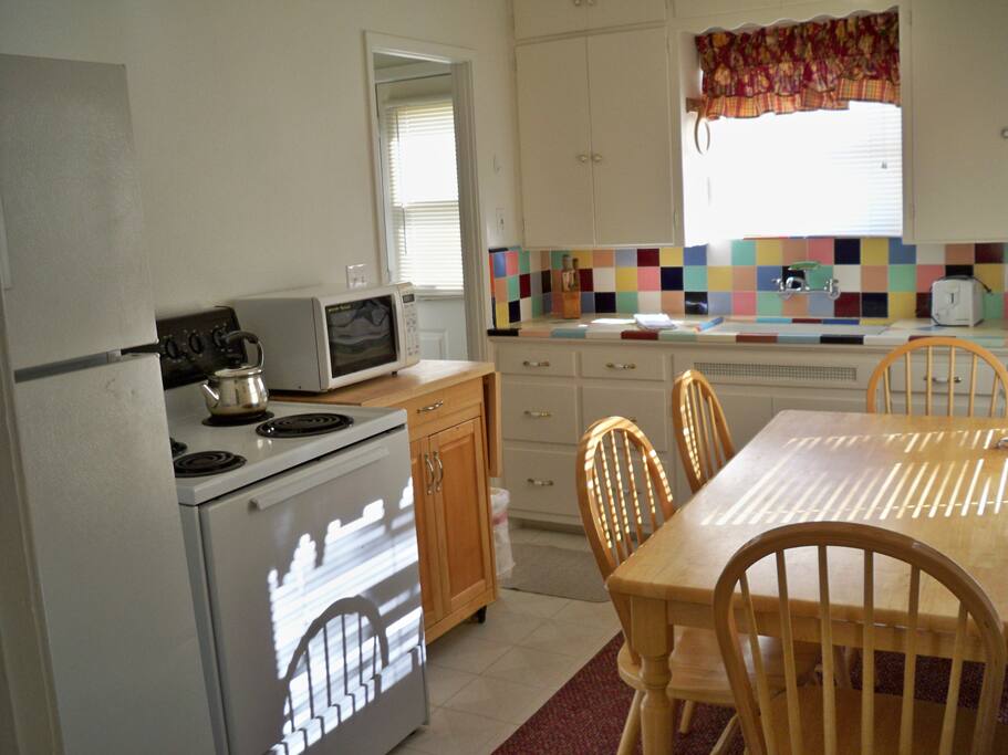 LT-340 Hollister-Kitchen and Dining Area