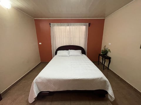 Private 1-bedromm place, free parking near airport