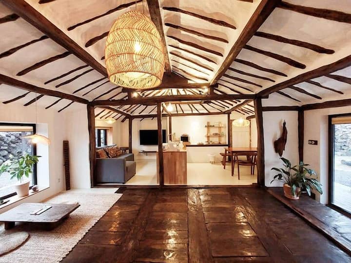 otvoreni prostor s bračnim krevetom na razvlačenje koji je dostupan za više od 2 gosta, blagovaonicom i čajnom kuhinjom (hladnjak, mikrovalna pećnica, toster, aparat za kavu, sudoper u čajniku)