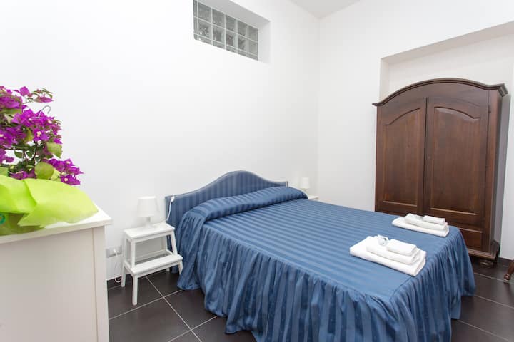 Dvokrevetna soba s ormarom i komodom. Veličina sobe je prostrana i moguće je smjestiti krevetić za udobnost vaše bebe
(Ovisno o dostupnosti)