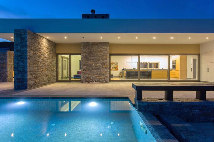 Lux Villa Faros, 4 BD, 3 BA, private infinity pool gallery image 4