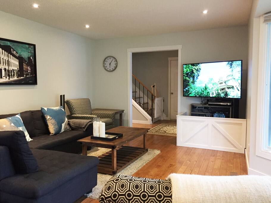 Family room with 55" TV