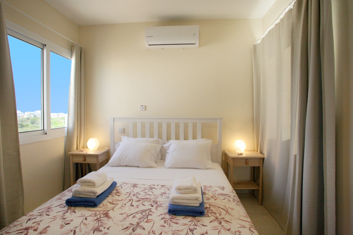 Dvokrevetna spavaća soba 2, privatna kupaonica, na 1. katu, predivan pogled na Ayia Napu