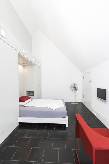 Eines unserer Zimmer im 3. Stock mit LOEWE TV