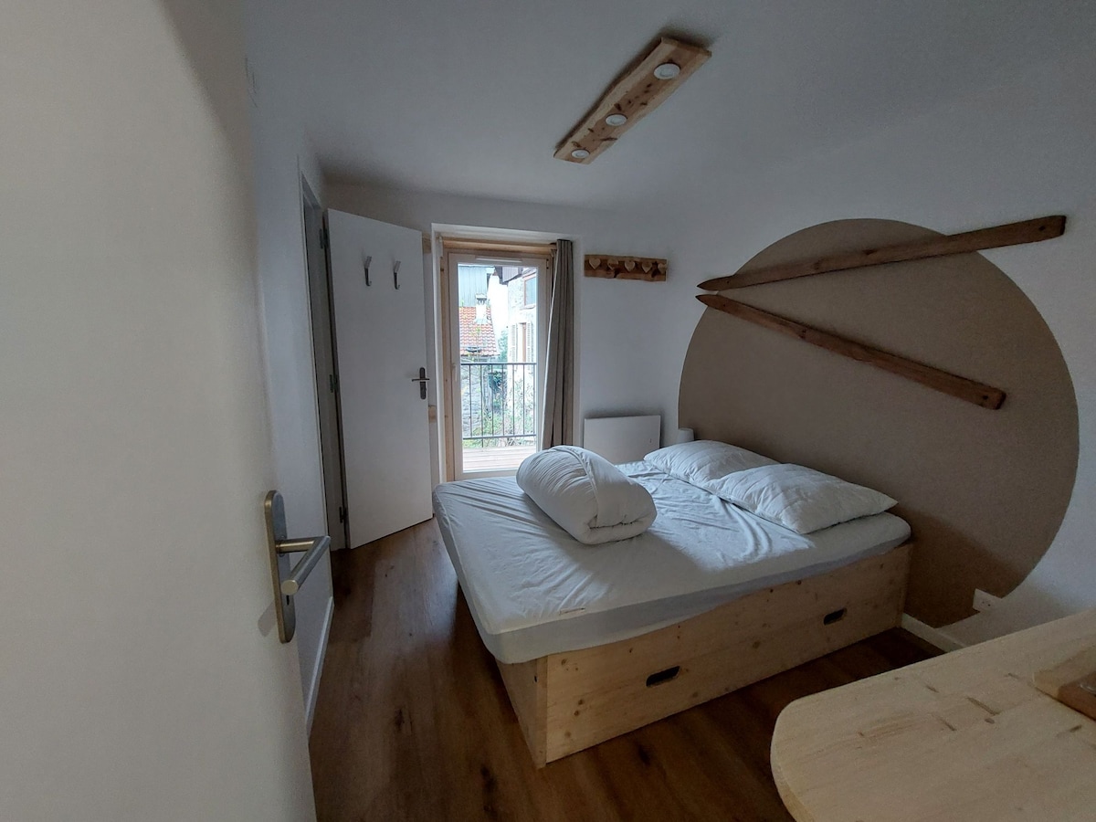 Спалня на първия етаж с душ кабина и мивка