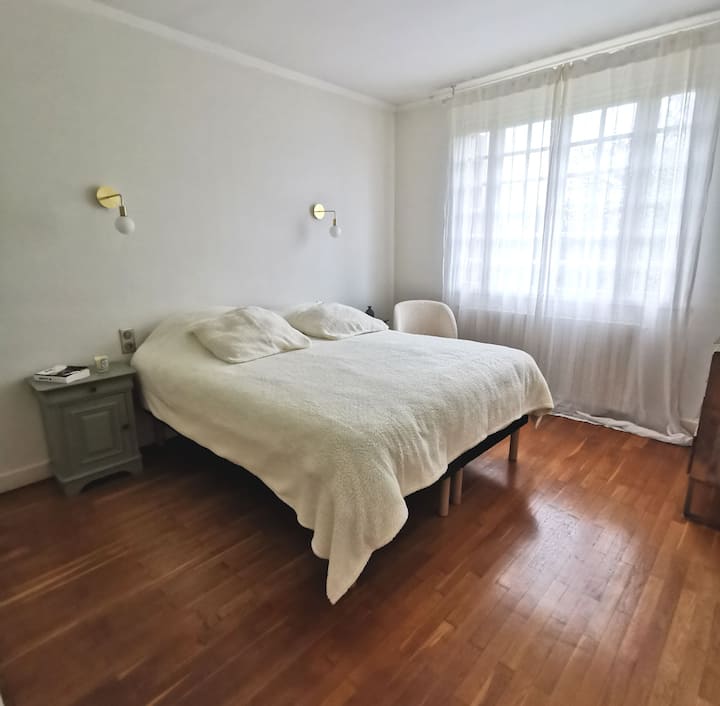 غرفة نوم بيضاء في الطابق الأرضي من المنزل 