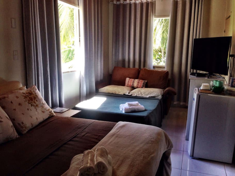 Suíte com varanda /Piscina !Ampla suíte com cama box ,sofá,frigobar, Tv smart tv com grande leque de canais (Plano Net) ,ar condicionado,ventilador ,
varanda com rede e mesinha com cadeiras onde vc pode fazer as refeições !A suíte tem acesso independente (vc pode entrar e sair da suíte pelo lado de fora da casa se preferir)!A suíte é bem arejada com janelas ... Varanda! Seja bem vindo a Pousada Familiar!! Observação: temos a mesma suíte com opção de ar condicionado !