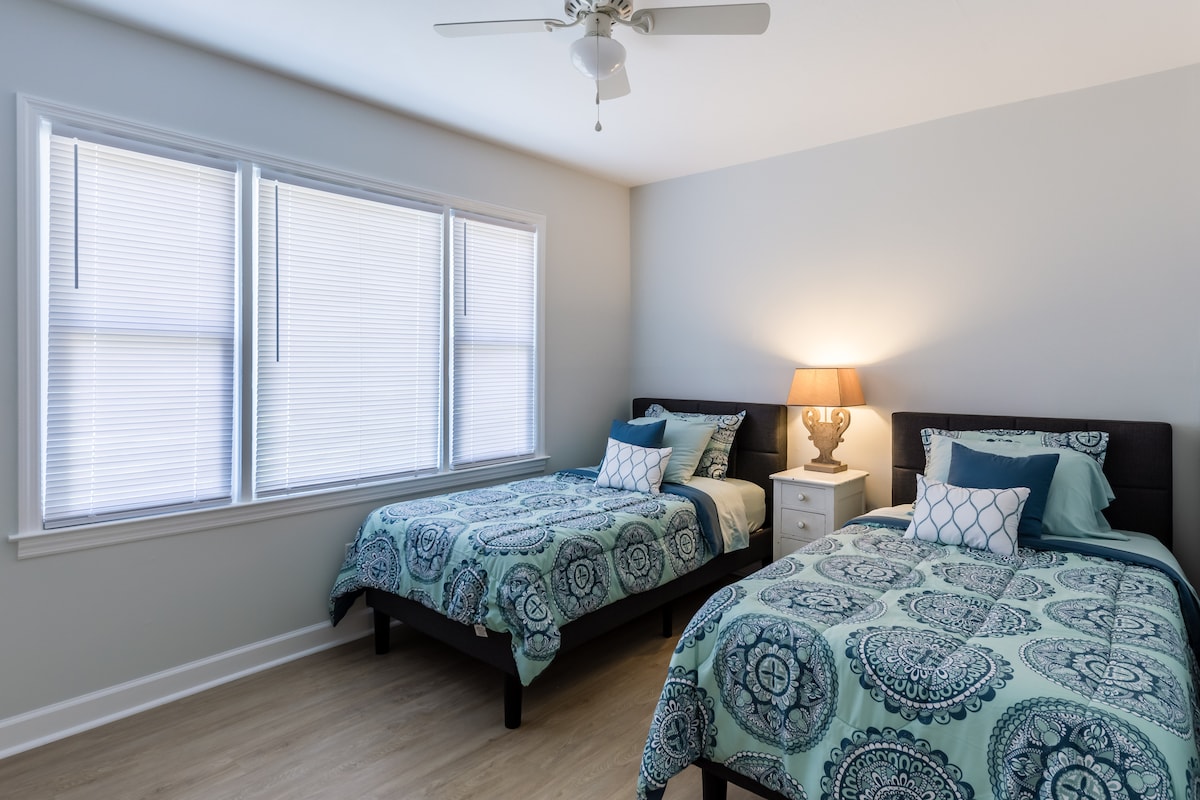 Na požiadanie je možné posúvať oddelené postele s posteľnou bielizňou s manželskou posteľou.