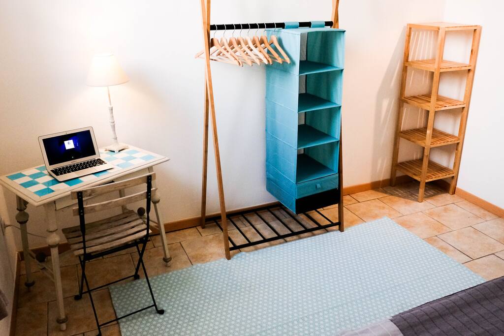 Petit espace travail et rangement dans la chambre