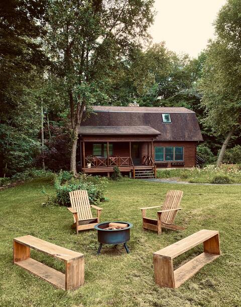 Hilltop log cabin - 5 mins from Colgate