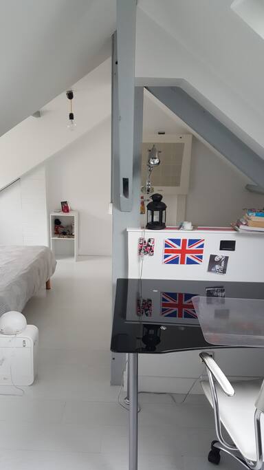 Espace bureau dans la chambre