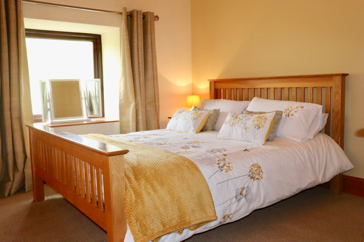 Cómoda cama tamaño king en el mezzanine.