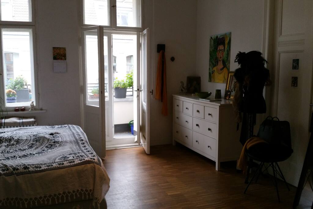Balkon zur ruhigen Straße