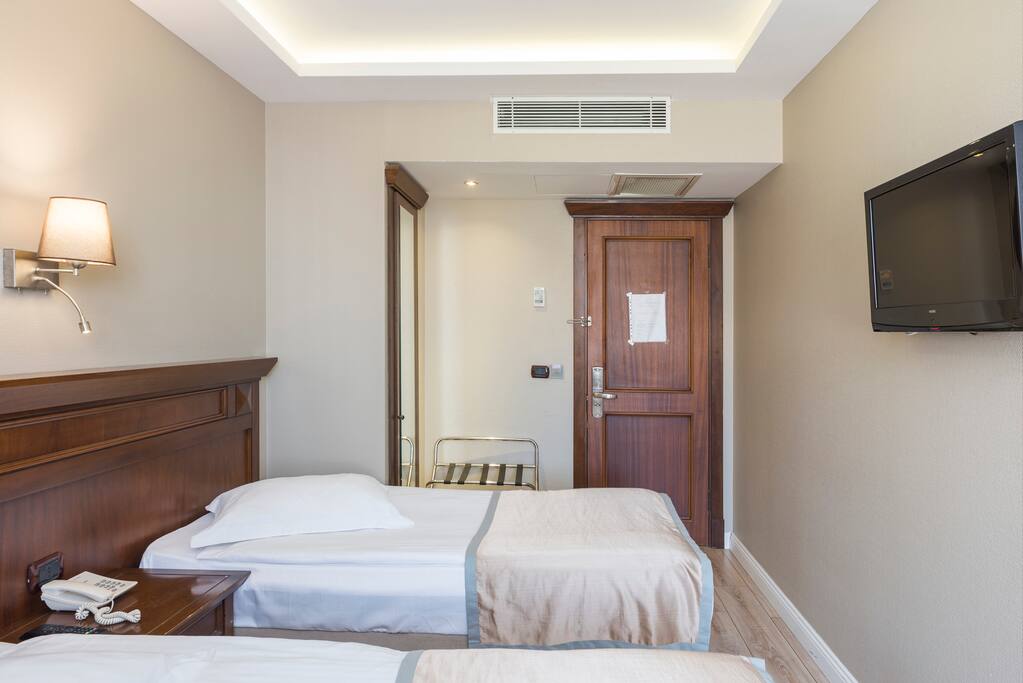 DOUBLE BEDROOM