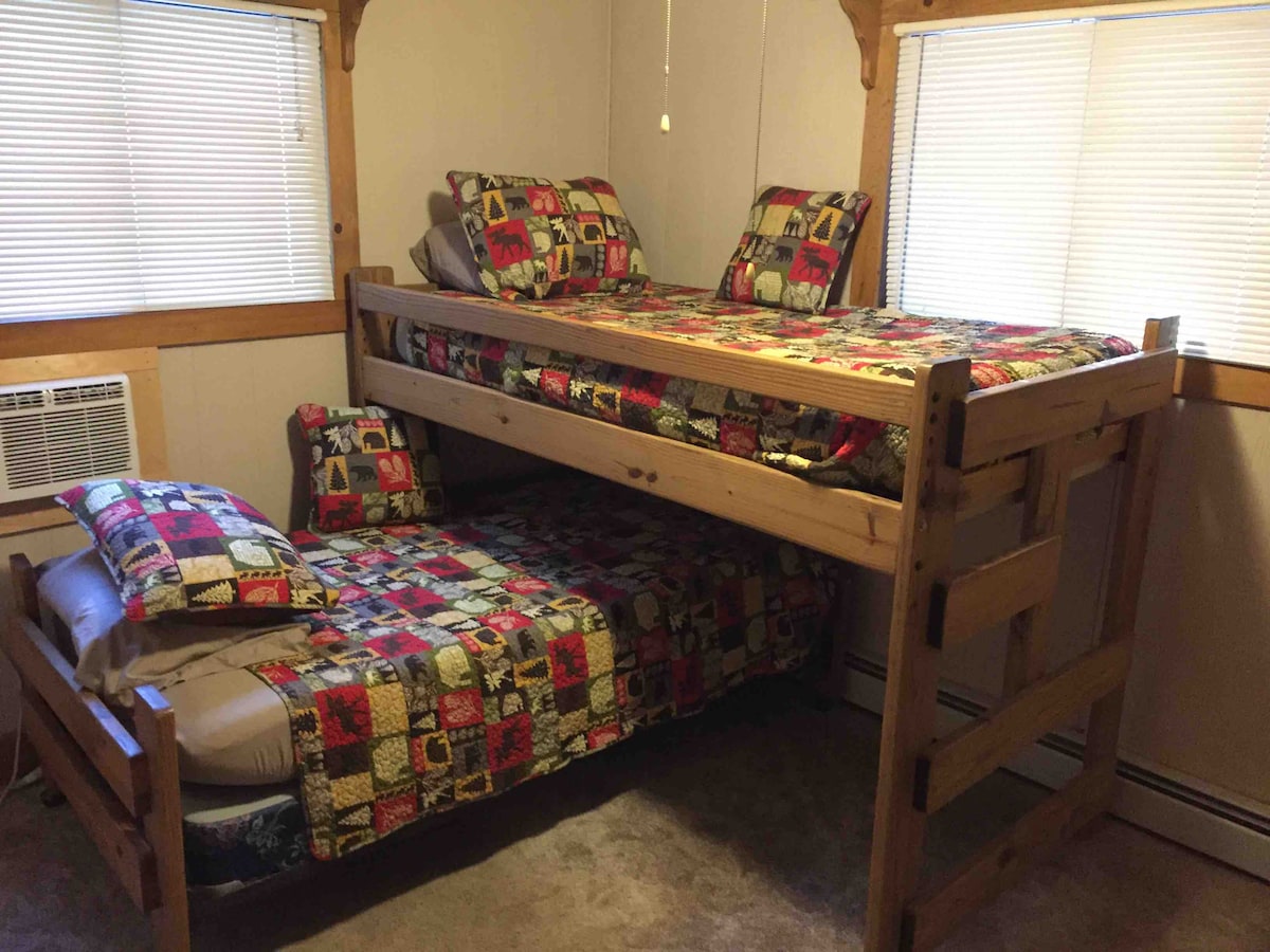 Poschodová izba. Zďaleka moja obľúbená izba.  Má vlastnú klimatizáciu, ale s dvoma veľkými oknami a úplne novým stropným ventilátorom, ktorý budete musieť použiť. 