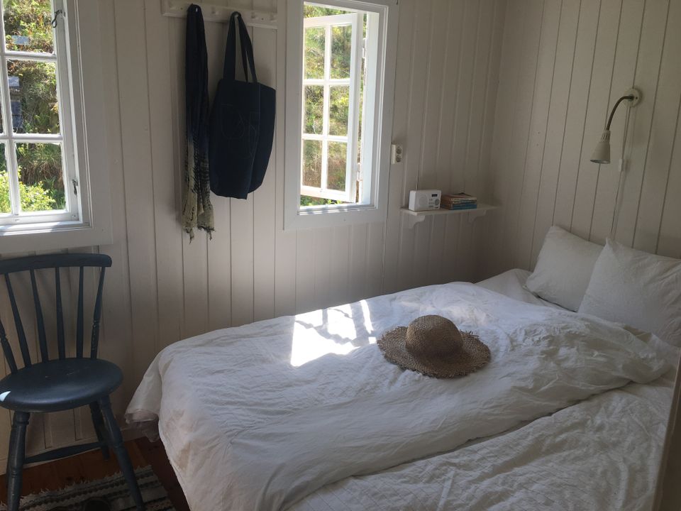 La chambre 5,  dans la cuisine plus simple, est équipée d'un lit double, d'une grande commode et d'un évier.