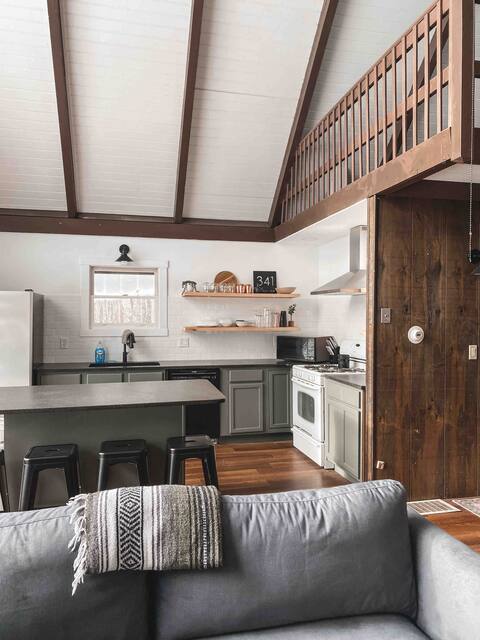 White Mtn Chalet near lake, hiking, attractions
