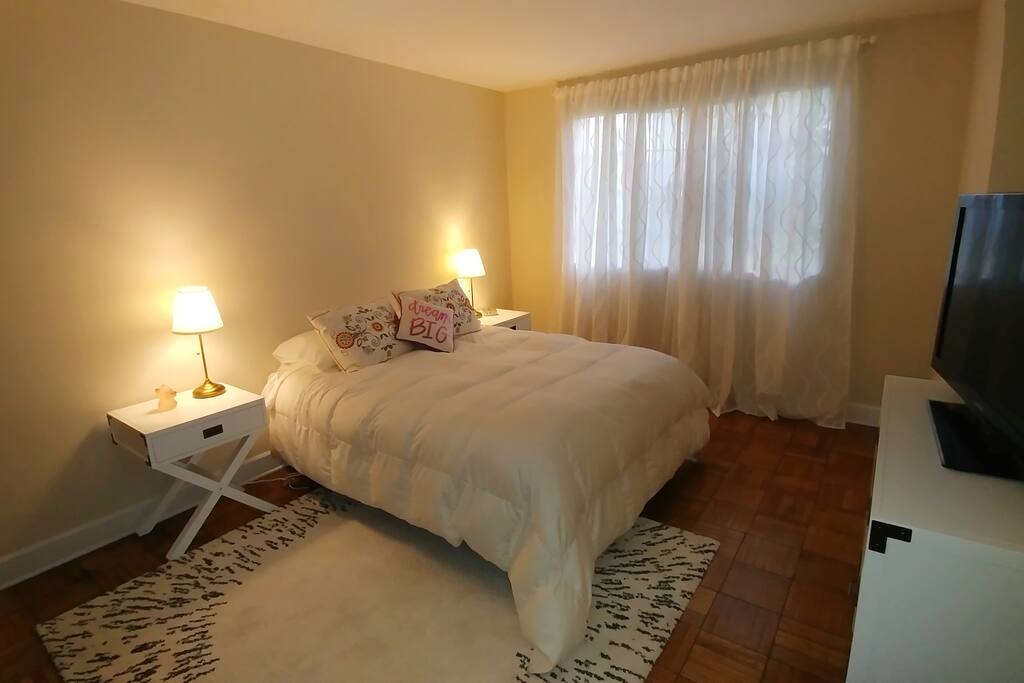Quiet room with central heating & streaming services (Netflix, Hulu & Amazon Prime)