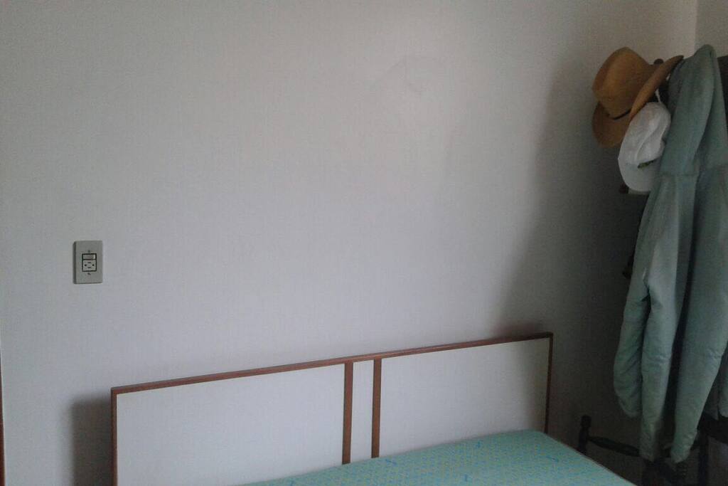 1 quarto, cama de casal, sem roupas ao lado.
