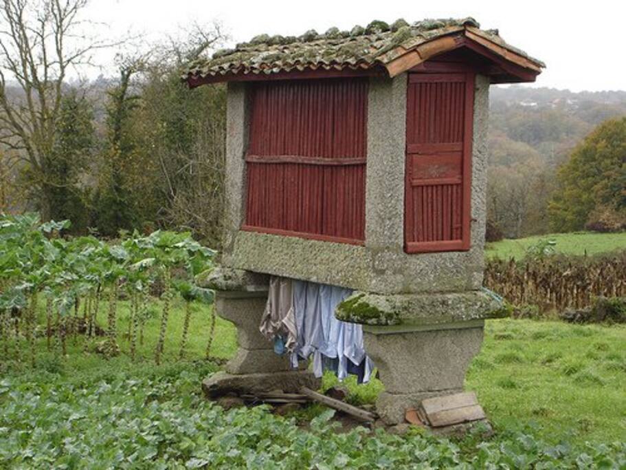 monumento de la aldea el orreo(canastro)