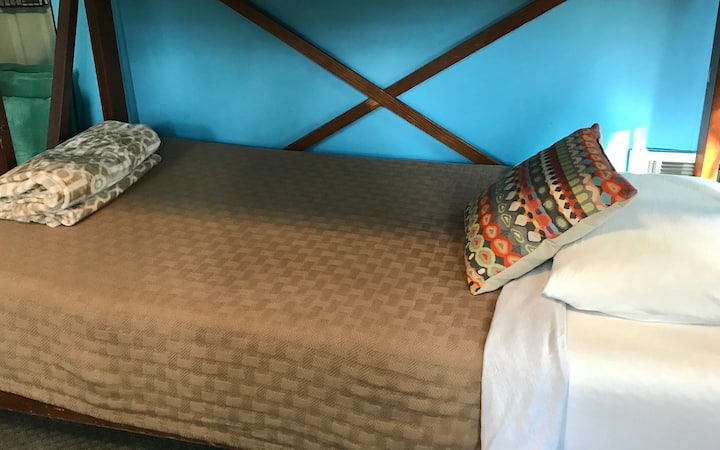 เตียงสองชั้นด้านล่าง - ที่นอนเมมโมรี่โฟม เป็นมุมเล็กๆที่อบอุ่น!