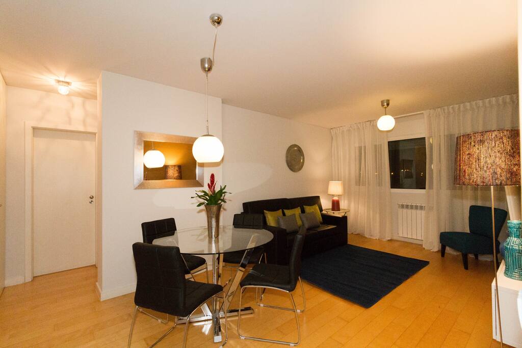 Living room with central heating and cable TV with 180 channels.