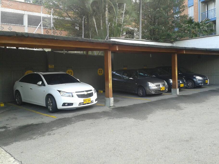 Parqueadero/parking zone