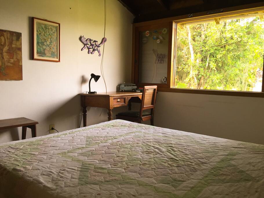 Quarto de casal com Ar condicionado, TV a cabo e vista para natureza.