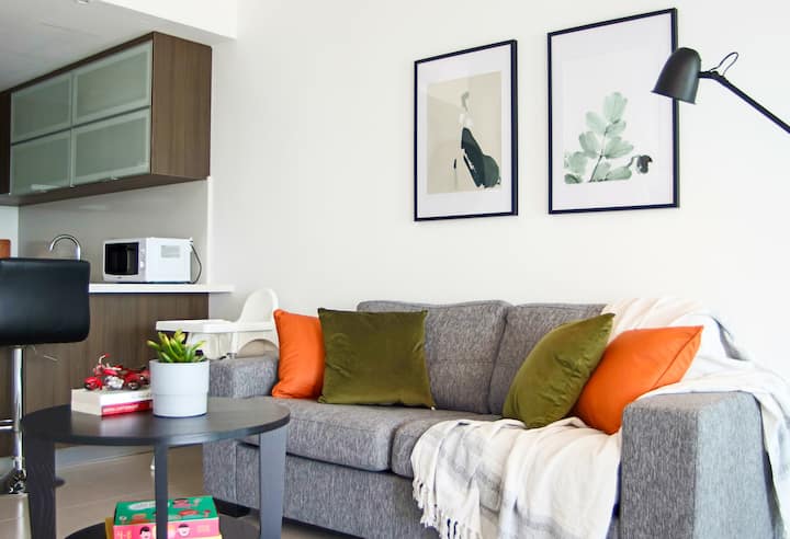 Soggiorno e sala da pranzo insieme.