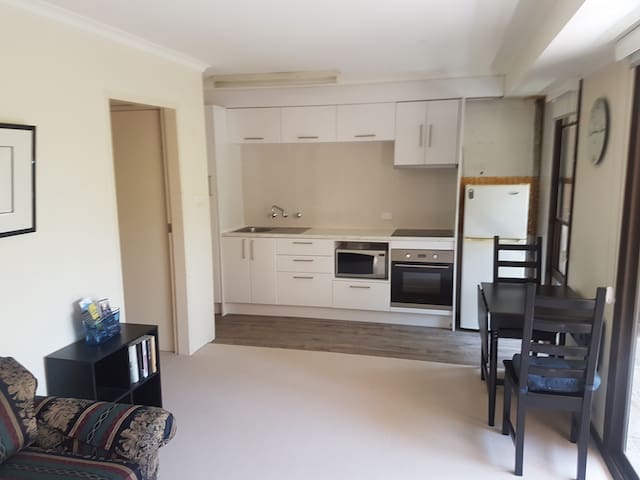 LYNEHAM - Great Location