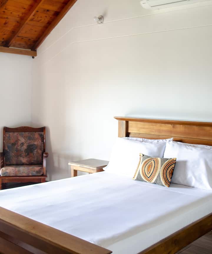 Dhoma e gjumit # 1
Krevat dopio. Mund të shtohen 2 krevate tekë. 
...
Banjë private me ujë të ngrohtë, tavolinë, dollap, 42"SmartTv me kabllo, A/C, A/C, A/C, ballkon, ballkon, ballkon, frigorifer, frigorifer, peshqirë dhe sapun. 
...
Gjithashtu përfshin: WIFI me shpejtësi të lartë dhe Netflix.