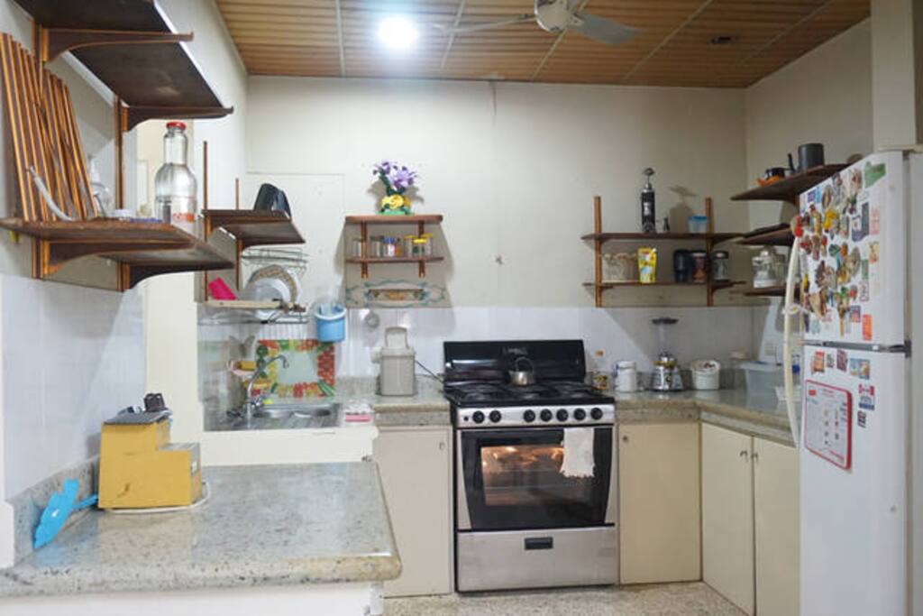 Cocina equipada y bien aseada para uso de los huéspedes